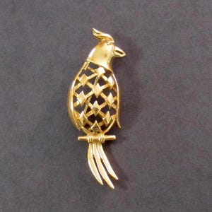 Broche de pájaro vintage Crown Trifari, firmado, cacatúa, loro posado, diseño abierto, 2 1/4" de alto x 3/4" de ancho, alfiler, alfileres, metal bañado en oro