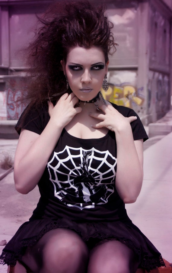 Camiseta negra gotica Miss Tarantula cuello barco Etsy Espana