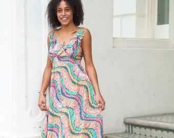 Boho Summer Maxi Dress with Spaghetti Straps and Wavy Print,