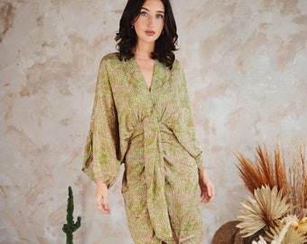 Robe midi kimono abstraite verte avec des touches de rose, robe courte bohème d'été