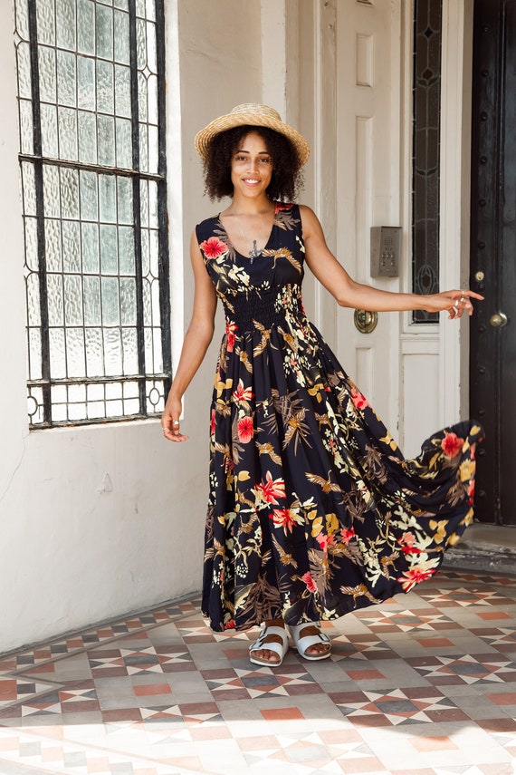 Robe longue d ete boheme taille empire froncee sans manches decollete en V doux modeste noir avec des touches rouges et jaunes Etsy France