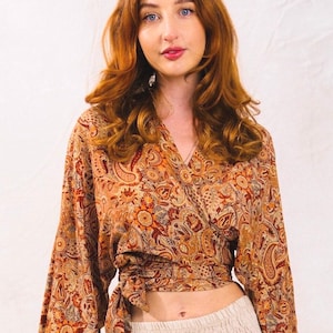 Blusa cruzada bohemia con estampados múltiples: blusa de verano de manga ancha, ligera y elegante para las fiestas.