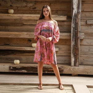 Minivestido fucsia con hombros descubiertos, vestido bohemio con mangas globo, vestido bohemio para festivales, vestido de verano ibicenco, vestido diosa imagen 1