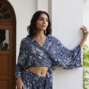 Blusa cruzada con estampado floral azul: estilo bohemio de los años 70 con mangas acampanadas, top con lazo triple, ideal para invitadas de boda y para vacaciones de verano.