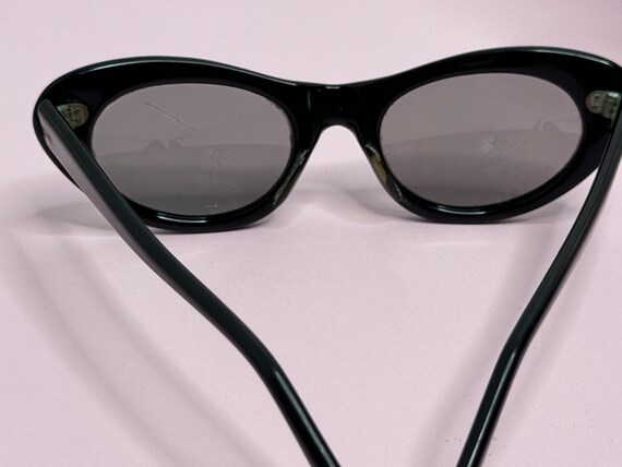 1960s Black Polaroid Cats Eye Sunglasses - image 9