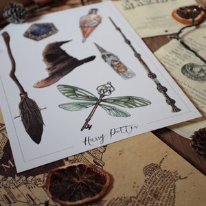 Op de afbeelding: Een wit vel papier met een Harry Potter-thema. Het papier heeft illustraties van een bezem, een hoed, een sleutel met libellenvleugels, een fles, een toverstaf en een personage. De tekst "Harry Potter" staat in cursief onderaan de pagina.