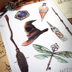 Op de afbeelding: Een set Harry Potter-stickers met een bezem, een sorteerhoed, een flesje toverdrank, een sleutel met libellenvleugels, een flesje toverdrank met het label "Eenhoornhaar" en een dobbelsteen met het Hogwarts-wapen.
