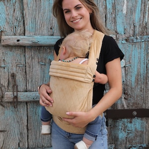 Mochila Porta Bebé Terciopelo Beige (disponible en 20 colores).
