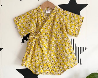 Barboteuse kimono fleurie jaune 0-9 m pour bébé | Cadeau nouveau-né, cadeau baby shower, cadeau pour bébé fille, cadeau pour bébé garçon, vêtement durable pour bébé