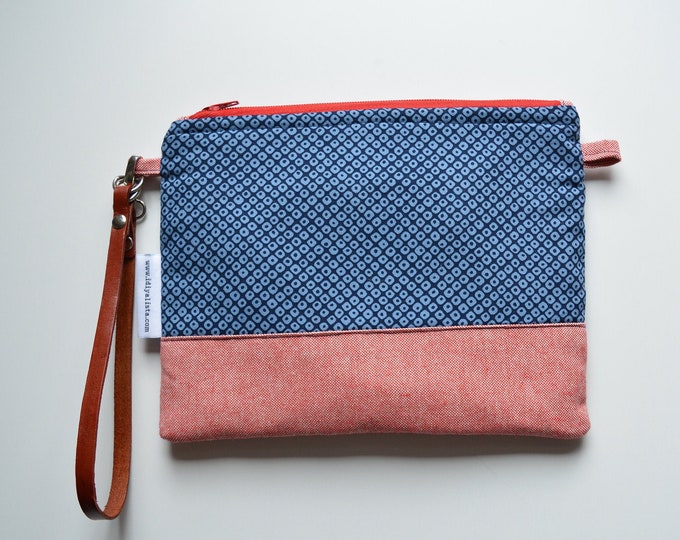 Padded Pouch made with Japanese fabrics. Strap made of real leather that adapts to be used as crossbody clutch, handbag or wristlet pouch