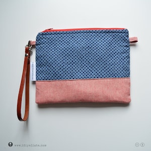 Pochette rembourrée en tissus japonais. Bracelet en cuir véritable qui s'adapte pour être utilisé comme pochette à bandoulière, sac à main ou pochette pour bracelet