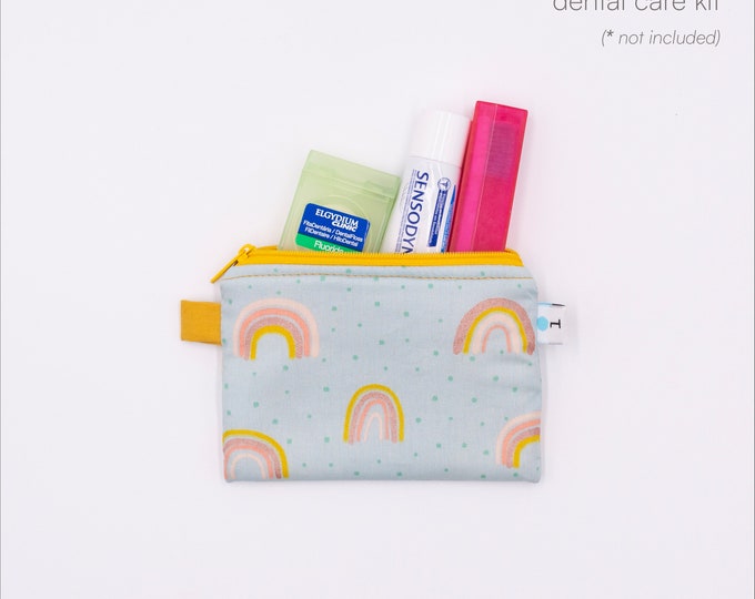 Small zipper pouch. Woman Essentials. Card wallet. Tea bags. Medication. Makeup. Jewelry. Dental care. Hair accessories. Phone acessories