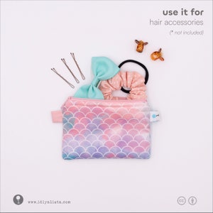 Klein zakje met ritssluiting. Essentiële zaken voor de vrouw. Kaart portemonnee. Theezakjes. Medicatie. Bedenken. Juwelen. Tandheelkunde. Haaraccessoires. Telefoon accessoires