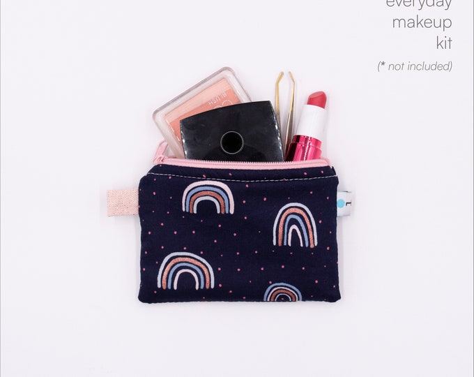 Small zipper pouch. Woman Essentials. Card wallet. Tea bags. Medication. Makeup. Jewelry. Dental care. Hair accessories. Phone acessories