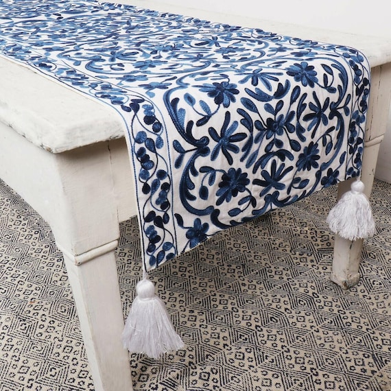 手刺繍のテーブルランナー：青い花柄チェーンステッチ、コットン