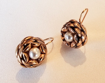 Vintage 1950s style golden metal flower earrings with central pearl