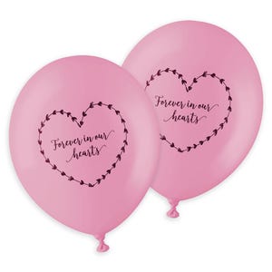 Pinke Trauer-Erinnerungs-Luftballons mit der Aufschrift &#39;Für immer in unseren Herzen&#39;. Biologisch abbaubar, plastikfrei. Feier des Lebens, Mahnmal, Erinnerung