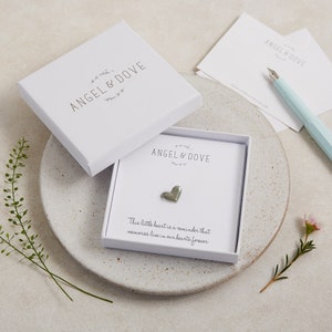 Charm de poche cœur « Souvenirs » en étain avec pochette et carte-cadeau - Un cadeau attentionné
