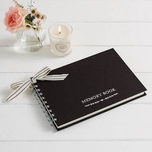 Livre de condoléances pour les funérailles de luxe noir A5 (8 x 6 po.) - pour les funérailles, la célébration d'une vie, la commémoration