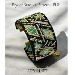 Könnte beinhalten: Ein Peyote-Armbandmuster als PDF mit einem breiten Armreif aus kleinen schwarzen, goldenen, weißen und grünen Perlen. Das Design zeigt ein geometrisches, blattartiges Motiv. Der Text 'Peyote Bracelet Pattern - PDF' und 'ARNIKA ART' ist sichtbar.