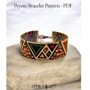 Puede incluir: Un patrón de pulsera peyote en PDF que presenta un brazalete ancho de cuentas con un diseño geométrico en negro, verde oliva, naranja y dorado. La pulsera muestra motivos triangulares repetitivos e incluye terminales metálicos dorados.