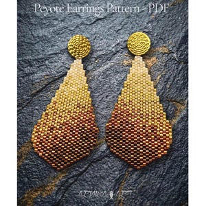 Peut inclure: Une paire de boucles d'oreilles en perles avec un motif en point peyote présentant un dégradé de couleur allant du beige clair en haut au marron foncé en bas. Chaque boucle possède un clou doré circulaire. Texte : Peyote Earrings Pattern - PDF.