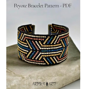 Peut inclure: Un bracelet manchette large avec un motif géométrique en point peyote composé de perles noires, dorées, bleues et cuivrées. Le texte 'Peyote Bracelet Pattern - PDF' figure en haut et 'ARNIKA ART' est inscrit en bas de l'image.