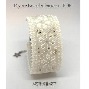 Pode incluir: Uma pulseira peyote branca com um padrão geométrico de pequenas contas douradas metálicas. O texto Peyote Bracelet Pattern - PDF está no topo e o texto ARNIKA ART na parte inferior. Um pequeno pingente de estrela pende da pulseira.