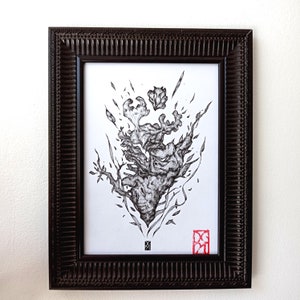 Peut inclure: Un dessin à l'encre noire et blanche d'une forme organique stylisée et abstraite, encadré dans un cadre en bois noir.
