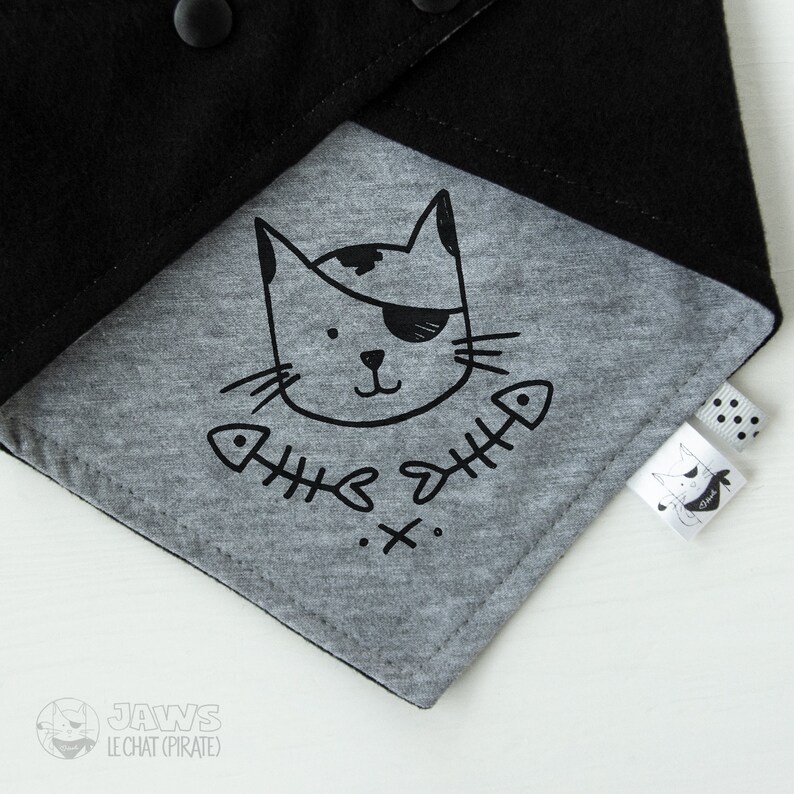Bavoir bandana pates de chien gris