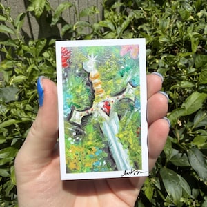 Stampa ACEO di una spada colorata: arma medievale fantasy in miniatura con rubino, originariamente dipinta a mano (5,3 x 8,4 cm).