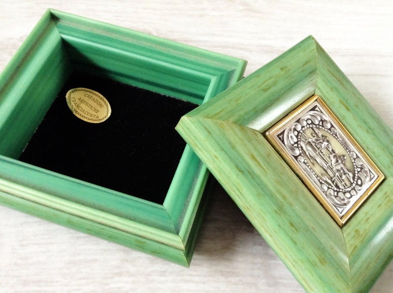Green plastic jewelry box vintage with velvet lining and show jumping decoration