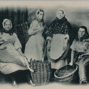 Newhaven Fishwives, carte postale ancienne des années 1900, quatre travailleuses, nasses, pochettes, portrait de groupe, village de pêcheurs, histoire sociale de l'Écosse