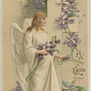 Carte postale antique d'ange de Pâques, en relief avec des lettres dorées, robe blanche, ailes à plumes, fleurs violettes, croix, c des années 1900-1910, inutilisé