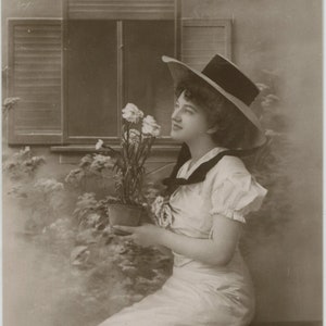 In My Garden, carte postale ancienne, glamour, femme avec des fleurs, chapeau à large bord, foire aux fleurs, comptine, carte E A Schwerdtfeger