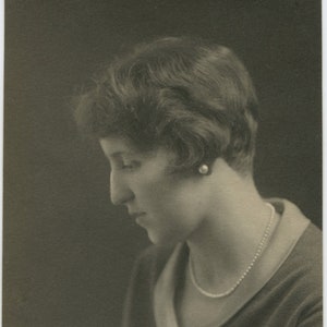 Maisie, carte postale vintage avec photographies réelles, portrait d'une jeune femme aux cheveux courts de profil, boucle d'oreille en perles et collier