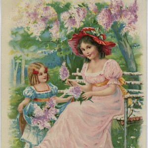 Jolie carte postale d'anniversaire ancienne, jeune femme en robe rose, chapeau rouge, petite fille en robe bleue, fleurs de lilas, vieille carte de voeux EAS