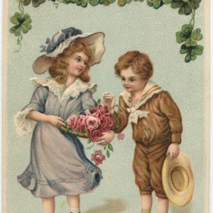 Ancienne carte postale d'anniversaire en relief, fille en robe mauve et chapeau, garçon en costume de marin marron, fleurs roses, trèfles à quatre feuilles, carte non utilisée
