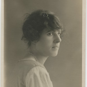 Nellie, portrait antique de carte postale avec photo réelle, photographie ancienne, message à une soeur, jeune femme, portrait féminin en studio, CPRP c 1910-1920