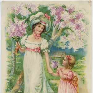 Balade sous les lilas, jolie carte postale d'anniversaire ancienne, jeune femme en robe verte, bonnet, petite fille en robe rose, fleurs violettes