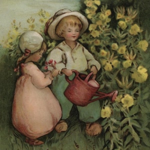 Carte postale ancienne, Les petits jardiniers, Ivy Millicent James, enfants dans un jardin arrosant des fleurs jaunes, C W Faulkner, vers 1910, 90 x 140 mm