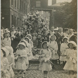 Carte postale ancienne, petites filles en procession religieuse, sanctuaire de la Vierge à l'enfant, lys blancs, rue pavée, probablement le lundi de Pentecôte de Preston