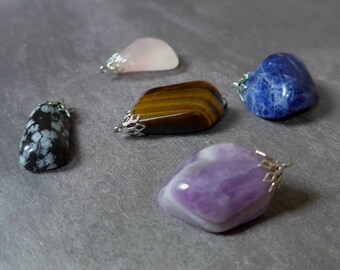 Jahrgang getrommelt Stein Anhänger, 5er, 1970er Jahre, gebändert Schneeflockenobsidian, Tigerauge, Amethyst, Rosenquarz, Sodalith (?), Kristalle, Mineralien