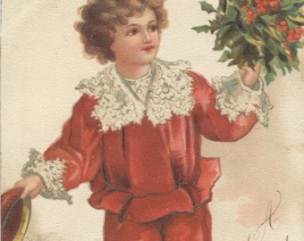Postal navideña antigua: niño vestido de rojo, con cuello y puños de encaje y ramo de acebo. Editor: Raphael Tuck. Serie «Navidad». 1903. 91 x 140 mm.