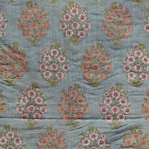 carte postale Médicis vintage, tissu de soie, fleurs roses, fond bleu, début du XVIIe siècle, verso uni vers 1930, 105 x 150 mm