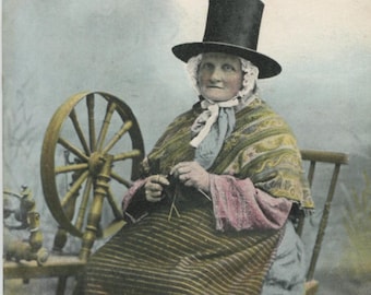 Postal antigua: Jane Jones con traje galés, tejiendo, hilando, década de 1900, 89 x 139 mm