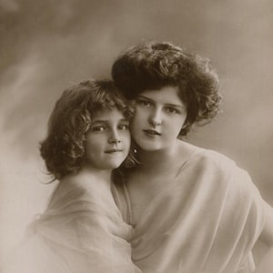 Carte postale ancienne, Grete Reinwald et Miss Wally, série « My Darling », belle femme et fille, Raphael Tuck, années 1910, 88 x 136 mm