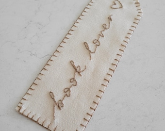 Book Lover Lesezeichen mit Herz bestickt