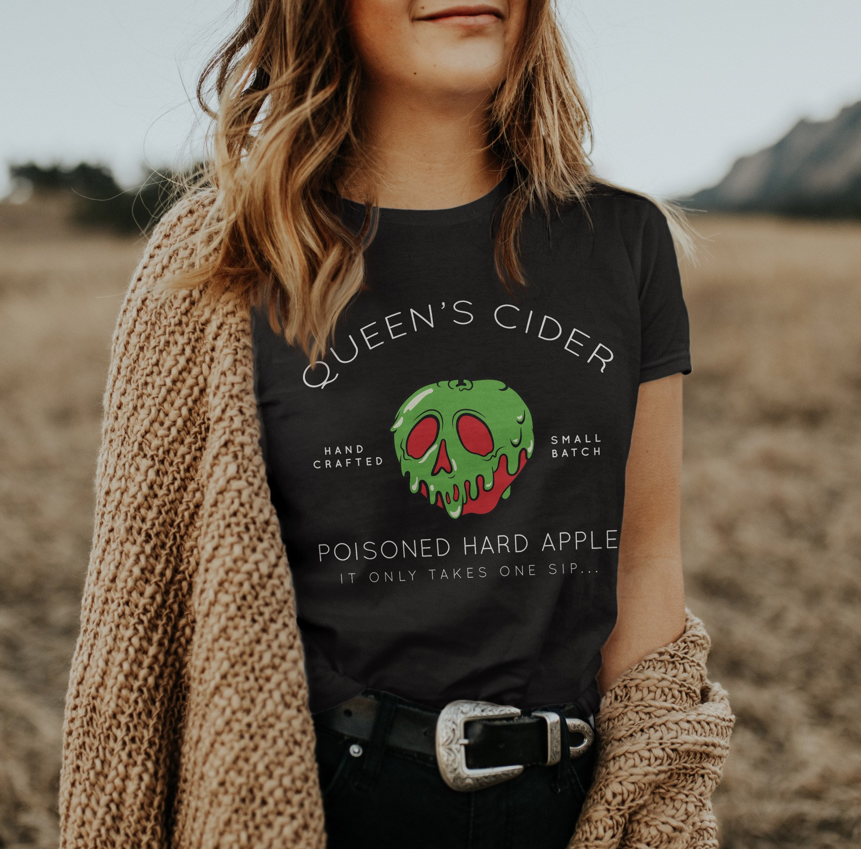 Queen’s Cider / Poison Apple / Snow White / Disney Shirt