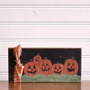 Jack O&#39; Lantern Pumpkin Shelf Sitter: Primitive Fall Decor